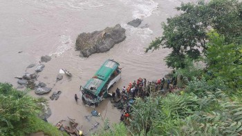 नेपालमा बस नदीमा खस्दा ८ जनाको मृत्यु, १७ घाइतेको उद्धार